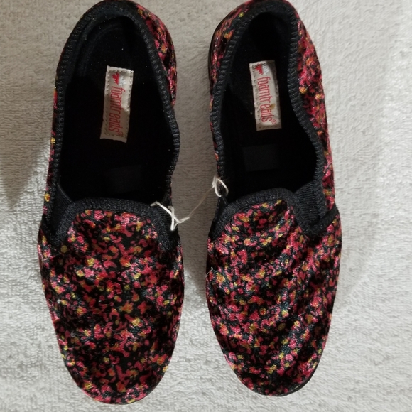 Foamtrends velvet black/red flower slippers - Picture 1 of 5